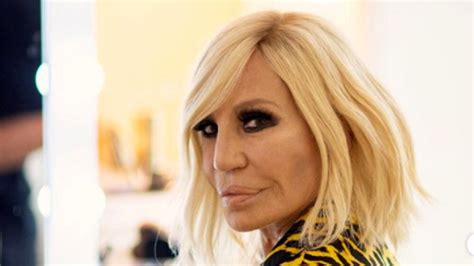 donatella versace foto al mare|Donatella Versace a 65 anni un corpo pazzesco al mare .